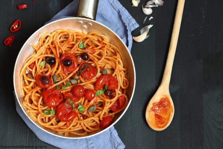 spaghetti integrali con olive e capperi