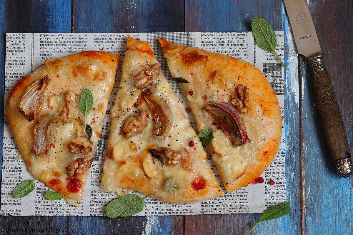 Pizza bianca con scamorza, noci e salvia
